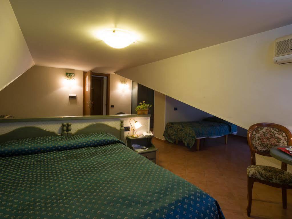 Hotel Louis I Ciampino Exterior photo